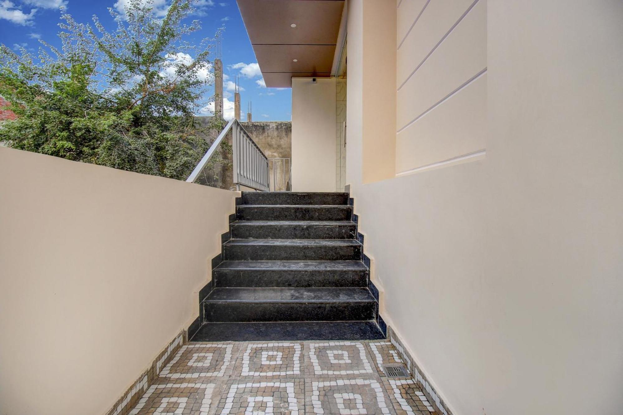 Hotel Super Townhouse Oak Aurelia Grand Lakhnaú Exteriér fotografie